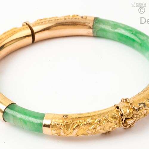 Bracelet « Jonc » composé de jades jadéites et plaques cisel...