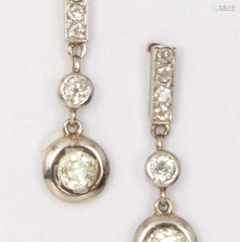 Paire de pendants d’oreilles en or jaune et platine, sertis ...