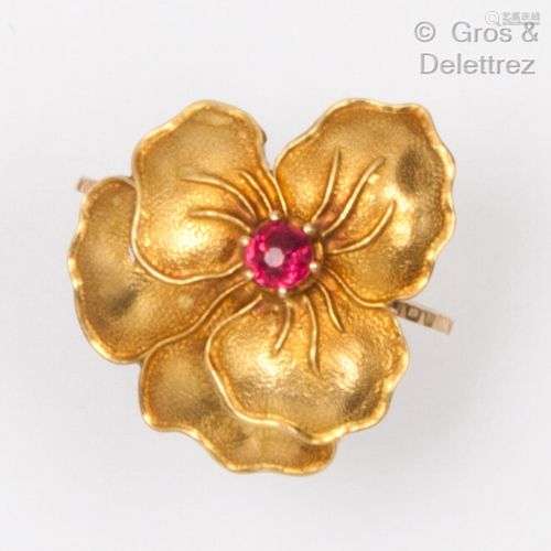 Bague en or jaune stylisant une fleur, le pistil serti d’un ...