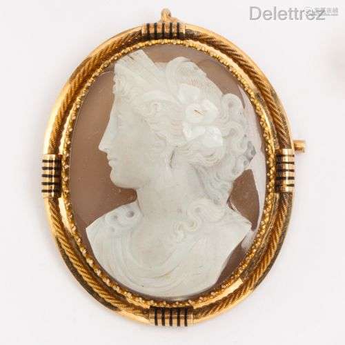 Broche en or jaune, ornée d’un camée sur agate représentant ...