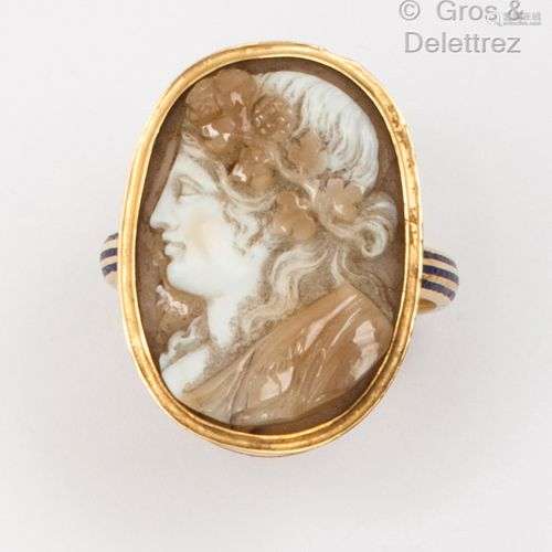 Bague en or jaune, ornée d’un camée sur agate représentant u...