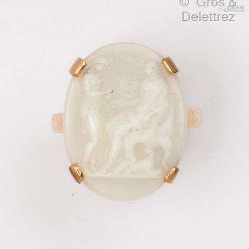 Bague en or jaune, ornée d’un camée sur agate blanche représ...