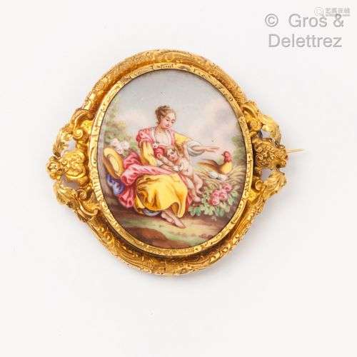 Broche en or jaune, ornée d’une miniature émaillée sur nacre...