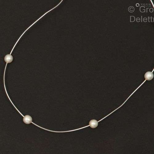 Collier « Ras de cou » en or gris, souligné de perles de cul...