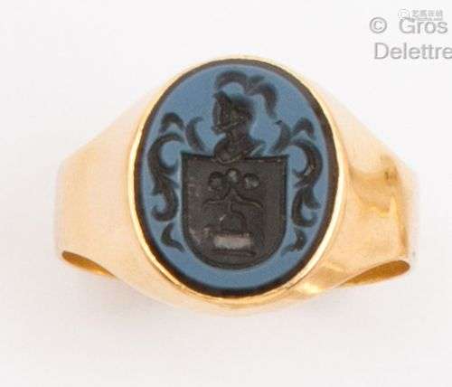 Bague « Chevalière » en or jaune, ornée d’une intaille sur a...