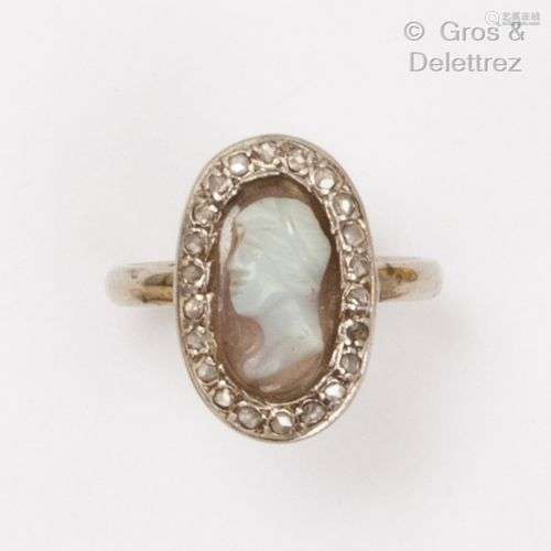 Bague en or gris et platine, ornée d’un camée sur agate dans...