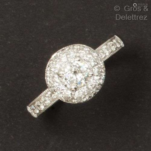 Bague « Solitaire » en or gris, ornée d’un diamant taillé en...