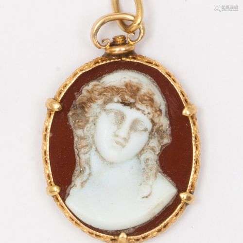 Pendentif en or jaune, ornée d’un camée sur agate représenta...