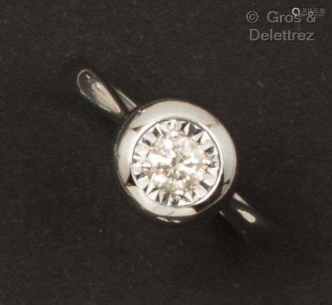 Bague « Solitaire » en or gris, ornée d’un diamant taillé en...