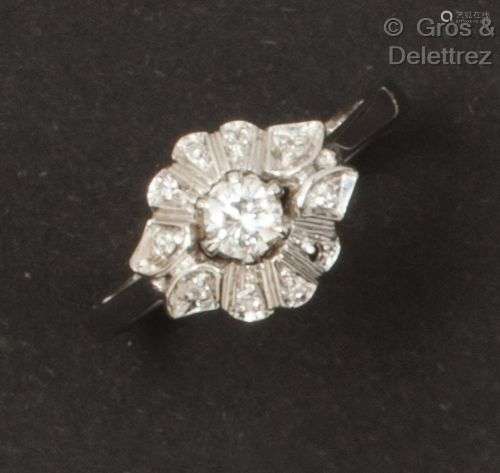 Bague en or gris, ornée d’un diamant taillé en brillant dans...