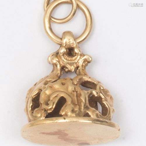 Pendentif « Cachet » en or jaune (14K) à décor de rocaille. ...