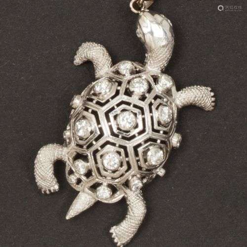 Pendentif « Tortue » en or gris ajouré, orné de diamants tai...