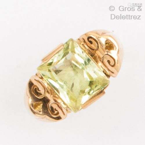 Bague en or jaune, ornée d’un spinelle vert épaulé d’enroule...