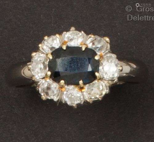 Bague « Fleur » en or gris, ornée d’un saphir ovale dans un ...