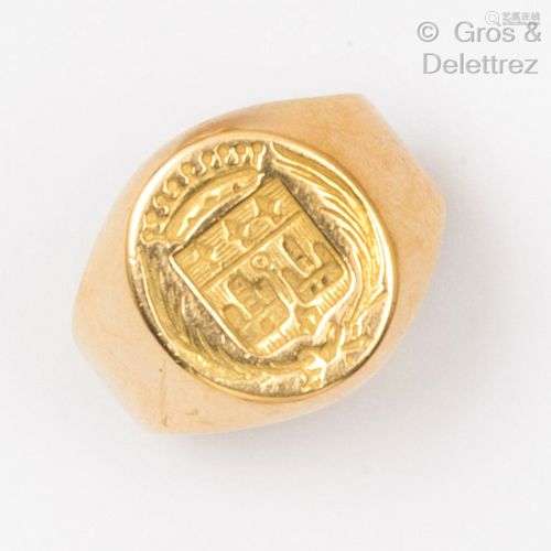 Bague « Chevalière » en or jaune, gravée d’armoiries surmont...