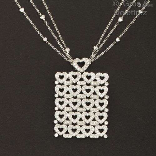 Collier pendentif en or gris, retenant un motif rectangulair...