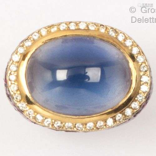 Bague en argent noirci, ornée d’une pierre bleue cabochon bo...