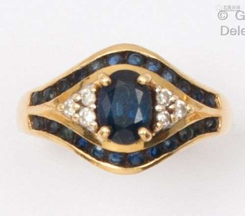 Bague en or jaune, ornée d’un saphir ovale épaulé de diamant...