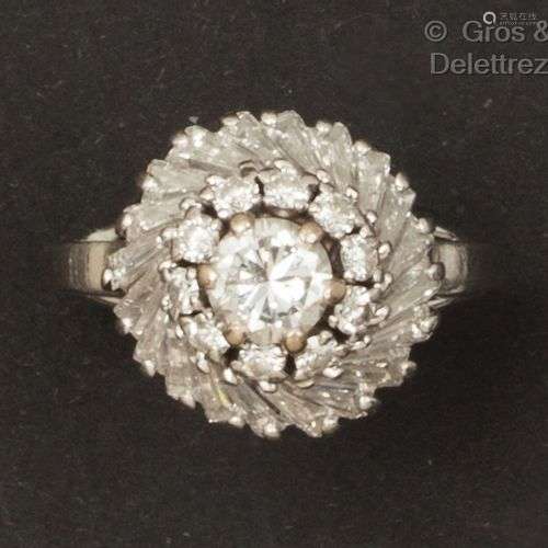 Bague « Jupe » en or gris, ornée d’un diamant taillé en bril...