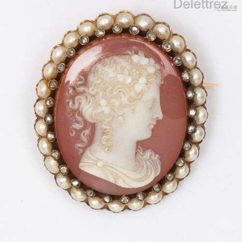 Broche en or jaune, ornée d’un camée sur agate représentant ...