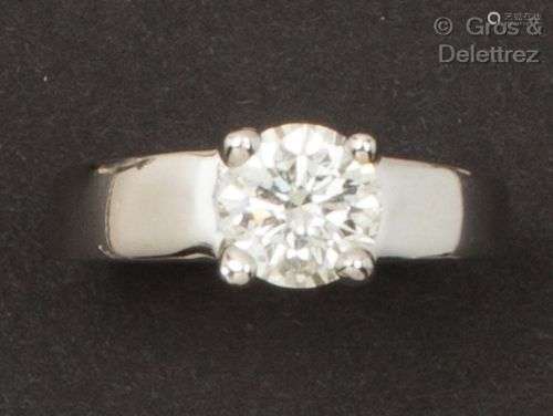 Bague « Solitaire » en platine, ornée d’un diamant taillé en...