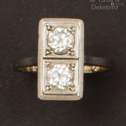 Bague rectangulaire en or gris, ornée de deux diamants taill...