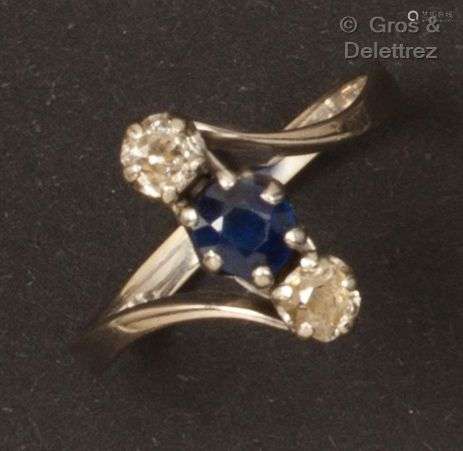 Bague en or gris, composée d’une ligne sertie au centre d’un...