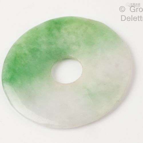 Disque de jade jadéite. Diamètre : 3,5 cm.