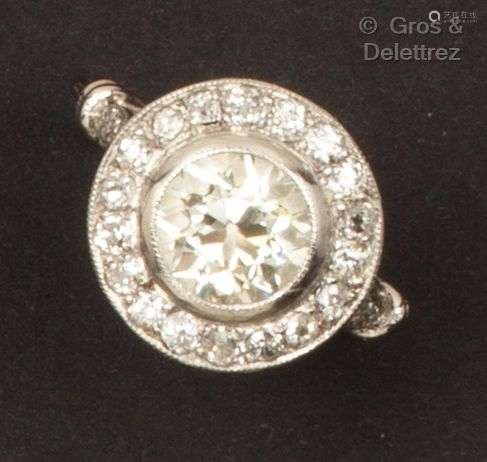 Bague en platine et or gris, ornée d’un diamant de taille an...