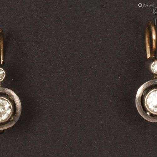 Paire de boucles d’oreilles « Dormeuses » en or jaune et or ...