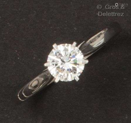 Bague « Solitaire » en or gris, ornée d’un diamant taillé en...