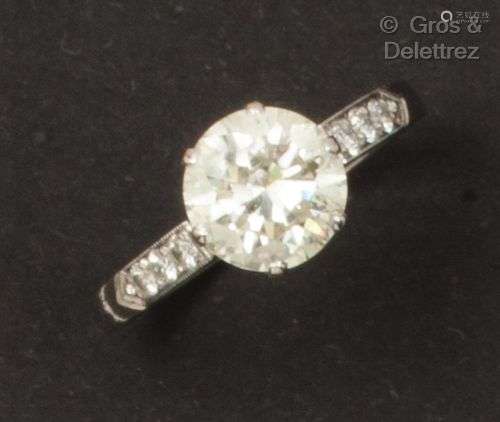 Bague « Solitaire » en or gris, ornée d’un diamant taillé en...