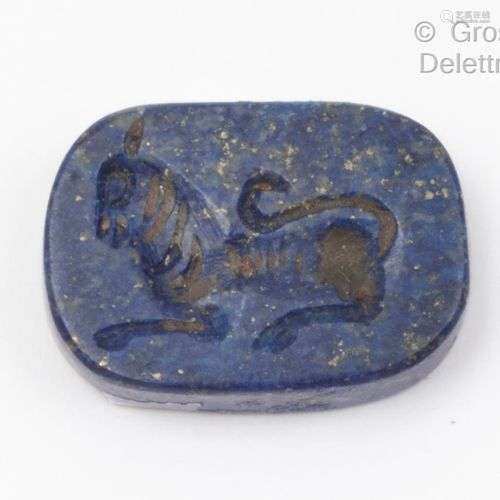 Intaille sur lapis-lazuli gravée d’un animal couché. Dimensi...