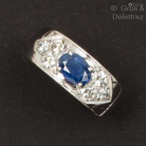 Bague en or gris, ornée d’un saphir ovale épaulé de diamants...