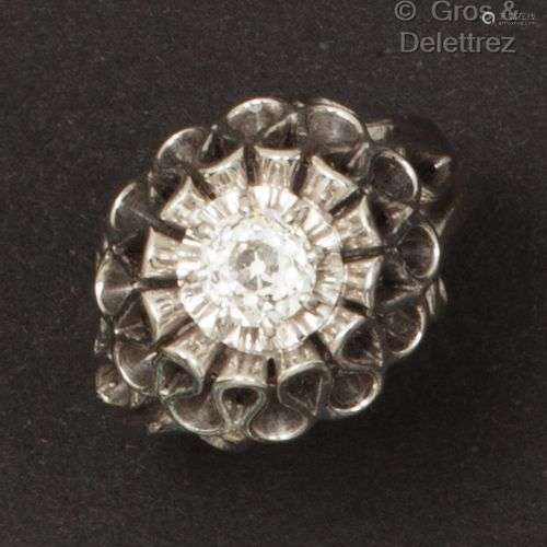 Bague en or gris et platine, ornée d’un diamant de taille an...