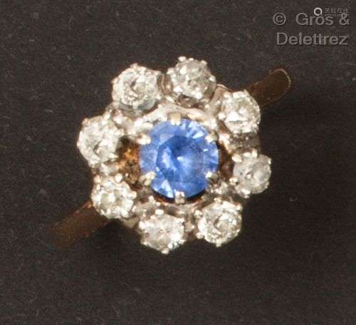 Bague « Fleur » en or rose, ornée d’un saphir rond dans un e...