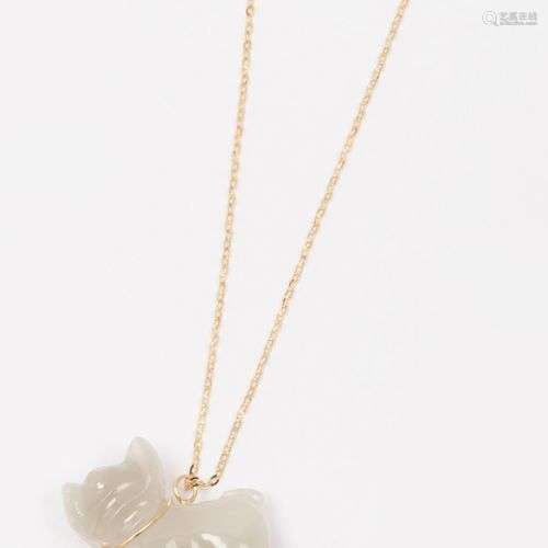 Pendentif « Chien » en jade blanc, le collier composé d’un f...