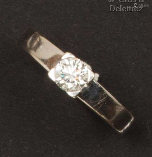 Bague « Solitaire » en or gris, ornée d’un diamant taillé en...