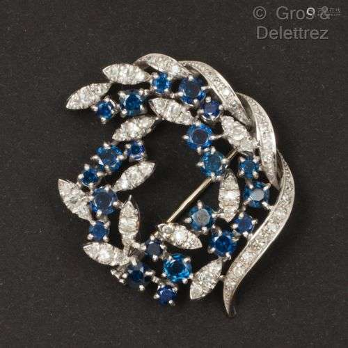 Broche en or gris formant une couronne, les feuillages souli...