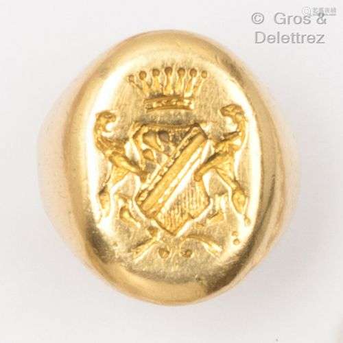 Bague « Chevalière » en or jaune, gravée d’armoiries surmont...