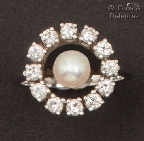 Bague en or gris, ornée d’une perle de culture dans un entou...