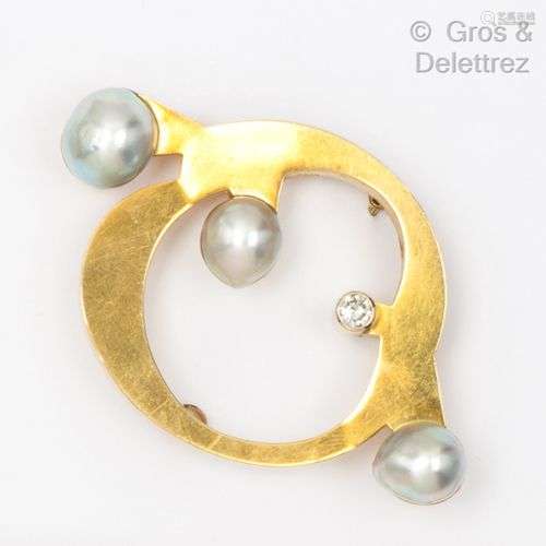 Broche en or jaune, ornée de trois perles grises baroques so...