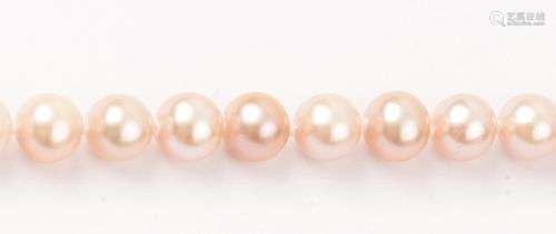Sautoir composé d’un rang de perles en camaïeu de rose. Le f...