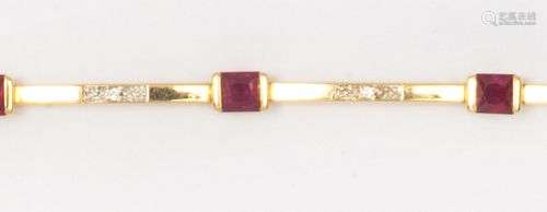 Bracelet souple en or jaune, ornée de rubis carrés alterné d...