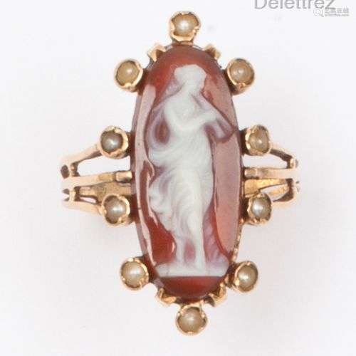 Bague en or jaune, ornée d’un camée sur agate représentant u...