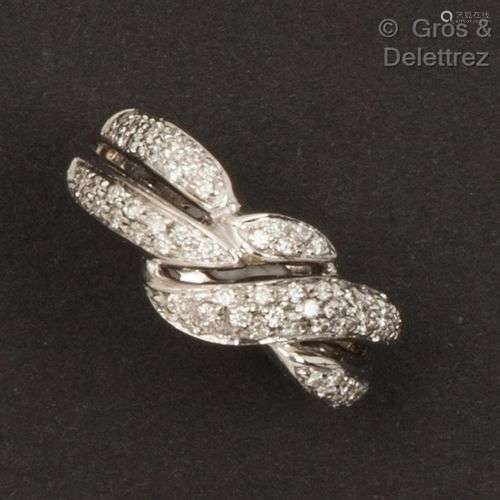 Bague « Croisée » en or gris, composée d’un motif entrelacé ...