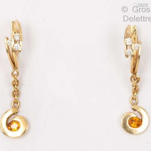 Paire de pendants d’oreilles en or jaune, composés de diaman...