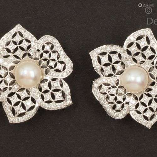 Paire de clips d’oreilles « Fleurs » en or gris ciselé, le p...