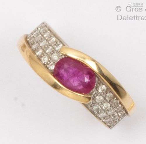 Bague « Croisée » en or jaune et or gris, composée de deux b...