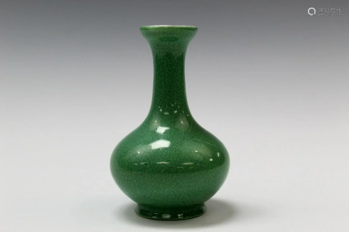 Chinese Apple Green Glaze Porcelain Vaes